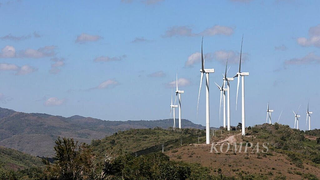 Sejumlah turbin Pembangkit Listrik Tenaga Bayu Sidrap terlihat di salah satu dari tiga bukit di Desa Mattirosi dan Desa Lainungan, Kecamatan Watang Pulu, Kabupaten Sidenreng Rappang, Sulawesi Selatan, Senin (22/7/2019). 