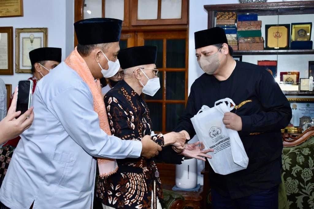 Ketua Umum Partai Golkar Airlangga Hartarto (kanan) saat berkunjung ke Pondok Pesantren Suryalaya, Tasikmalaya, Jawa Barat, Rabu (20/4/2022).