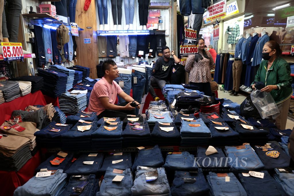 Pedagang melayani pembeli di Pasar Tanah Abang, Jakarta, Kamis (4/5/2023). 