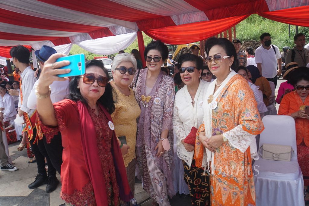 Para tamu undangan yang mengenakan kebaya berfoto bersama dalam pembukaan Festival Pesona Bunaken, Rabu (2/11/2022), di Pantai Malalayang, Manado, Sulawesi Utara.