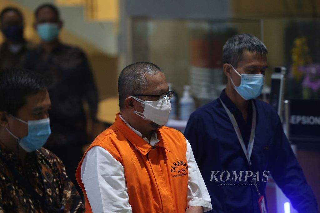 Bekas Direktur Jenderal Hortikultura Kementerian Pertanian Hasanuddin Ibrahim ditahan Komisi Pemberantasan Korupsi (KPK) seusai menjalani pemeriksaan di Gedung KPK, Jakarta, Jumat (20/5/2022). 