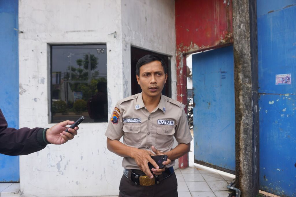 Petugas keamanan PT M Poin, Iwan Triastono, memberikan keterangan kepada wartawan di Purwokerto, Banyumas, Jawa Tengah, Rabu (3/8/2022).