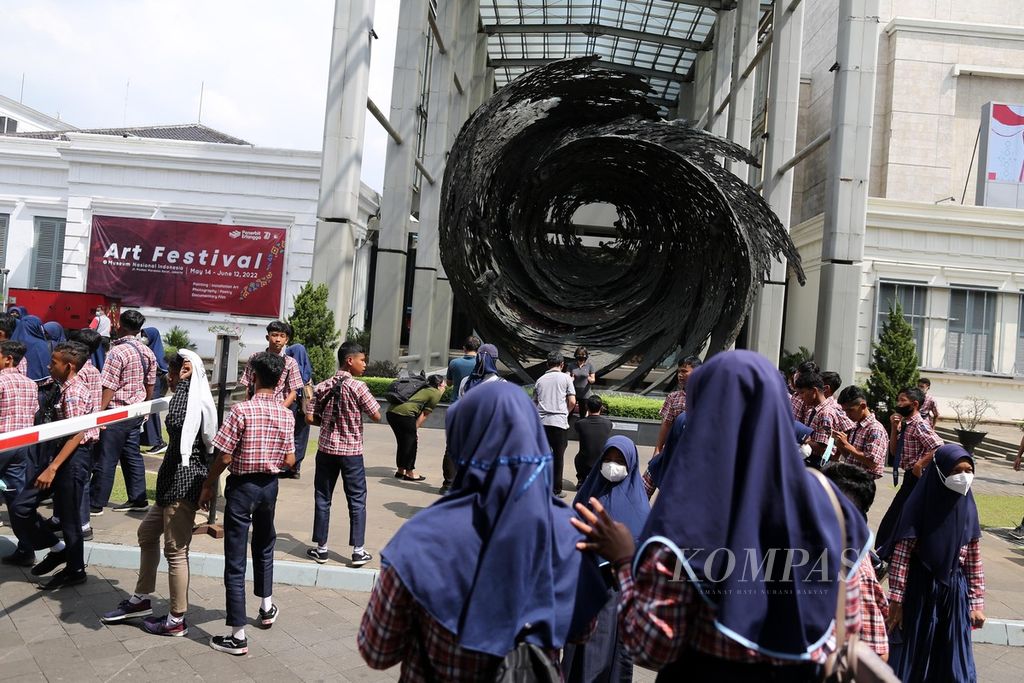 Siswa-siswi SMP 1 Cipari, Cilacap, Jawa Tengah, menunggu bus jemputan usai mengunjungi Museum Nasional, Jakarta, Rabu (25/5/2022).
