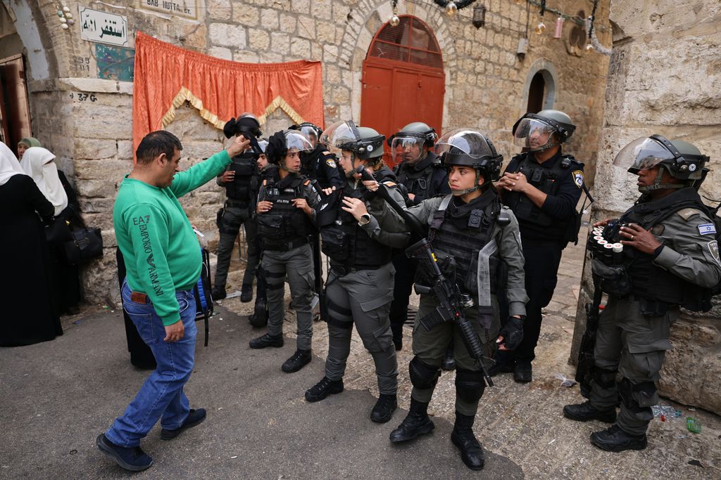 Seorang warga Palestina bereaksi ketika dilarang masuk aparat keamanan Israel ke wilayah Kota Tua Jerussalem, Minggu (17/4). 