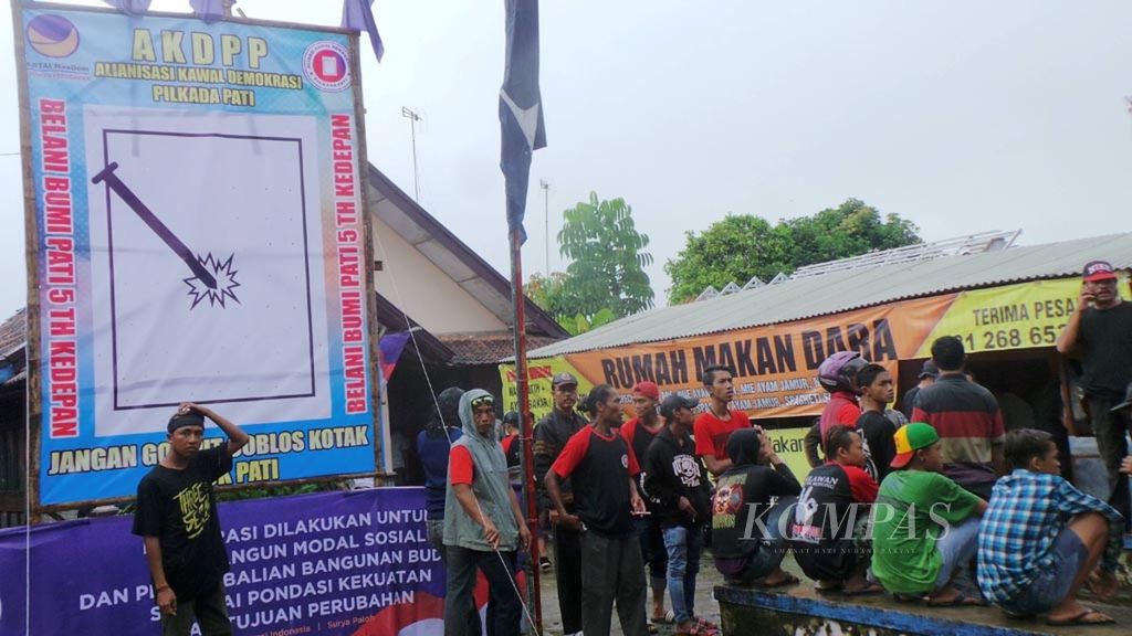 Warga memadati posko kotak kosong di Jalan Raya Juwana-Pati, Kabupaten Pati, Kamis (26/1/2017). Mereka melakukan aksi dukungan terhadap kotak kosong. Kotak kosong merupakan lawan dari pasangan calon tunggal Haryanto-Saiful Arifin di Pilkada Pati 2017.