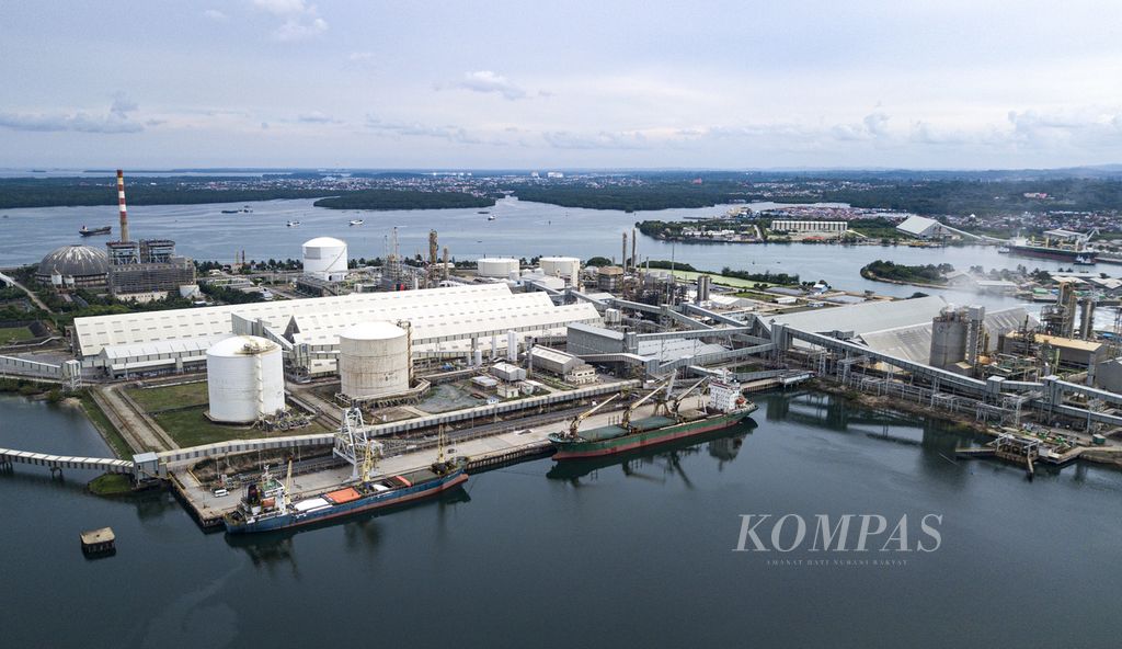 Foto aerial pabrik PT Pupuk Kalimantan Timur di Bontang, Kalimantan Timur, Senin (12/6/2023). 