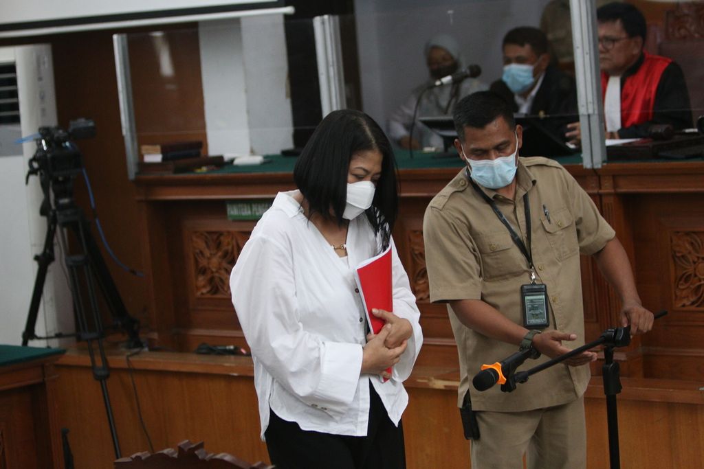 Terdakwa pembunuhan berencana Brigadir J, Putri Candrawathi, memasuki ruang sidang utama di Pengadilan Negeri Jakarta Selatan, Senin (17/10/2022). 