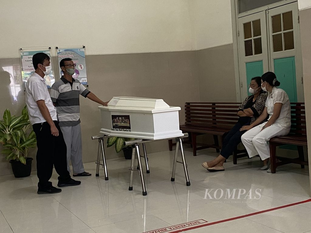 Keluarga berada di sekitar peti jenazah Paulus Iwan Boedi Prasetijo (51), aparatur sipil negara di Badan Pendapatan Daerah Kota Semarang, dari kamar jenazah Rumah Sakit Umum Pusat Dr Kariadi Semarang, Jawa Tengah, Rabu (21/9/2022). 