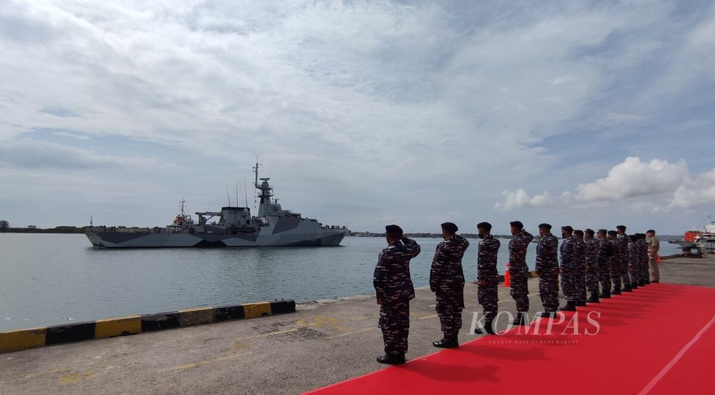 Kapal patroli lepas pantai Inggris, HMS Spey (P234), Jumat (30/9/2022), memasuki kawasan Pelabuhan Benoa, Kota Denpasar, Bali. Kedatangan HMS Spey disambut jajaran TNI Angkatan Laut di Denpasar.