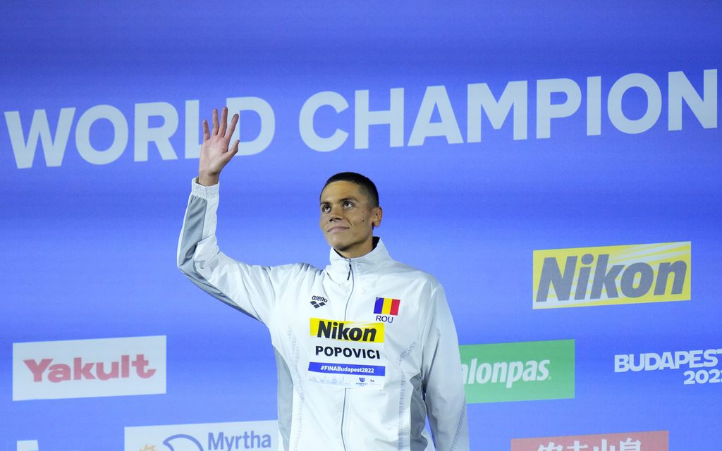 David Popovici, perenang Romania, merayakan kemenangannya di final 100 meter gaya bebas putra pada Kejuaraan Dunia Renang di Budapest, Hongaria, Rabu (22/6/2022) waktu setempat. 