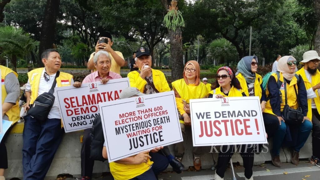 Massa berunjuk rasa saat sidang perdana sengketa hasil Pemilu Presiden 2019 di depan Gedung Mahkamah Konstitusi (MK), di Jakarta, Jumat (14/6/2019).