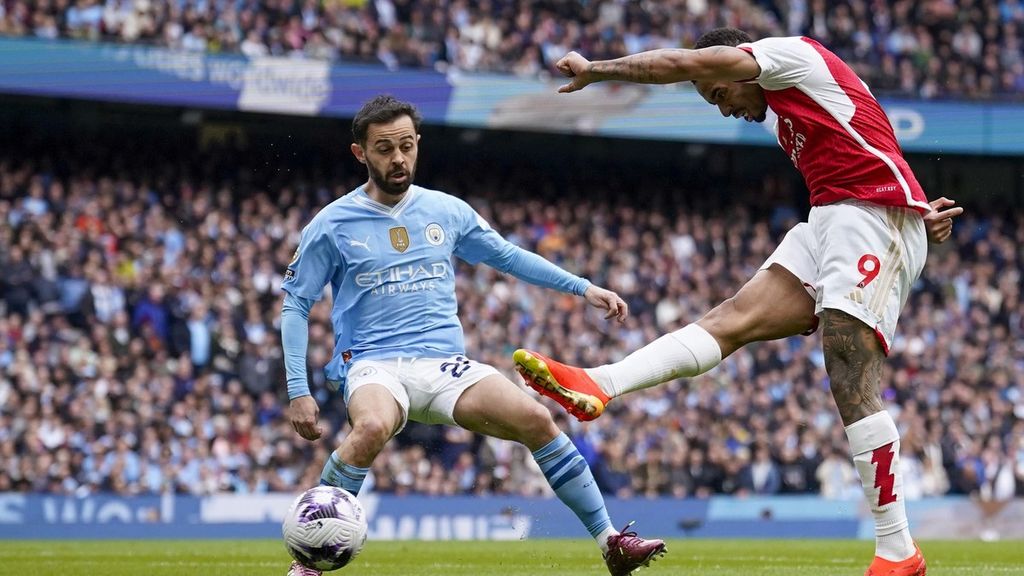 Pemain Manchester City, Bernardo Silva (kiri), berusaha menghalangi tendangan penyerang Arsenal, Gabriel Jesus. Laga The City melawan Arsenal ini dipandang sebagai salah satu momen penentu dalam perburuan gelar Liga Inggris musim ini.