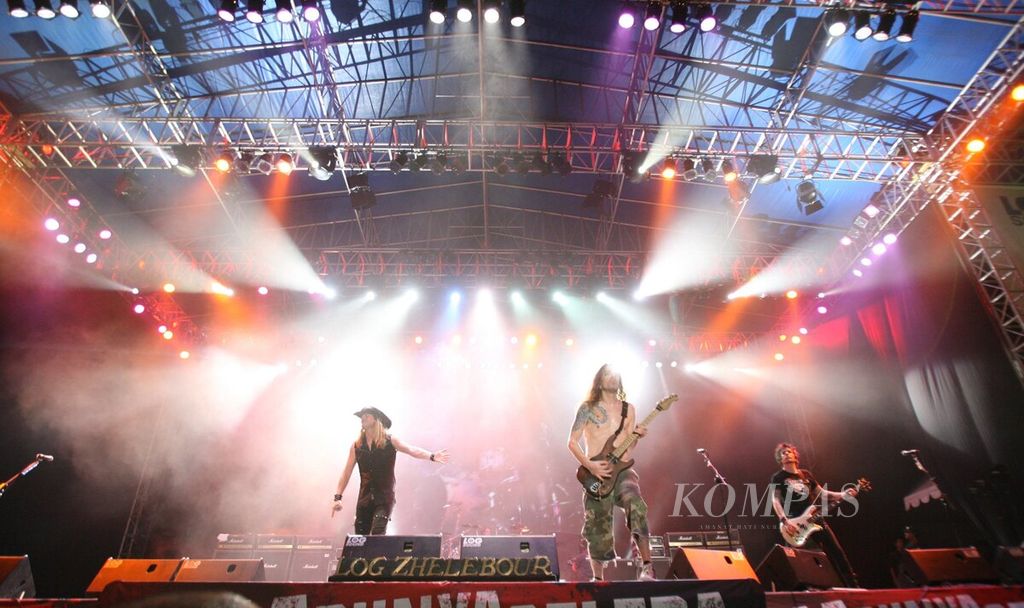 Grup musik rock asal Amerika, Skid Row, tampil di lapangan eks Drive In Ancol, Jakarta, Jumat (7/3/2008). Grup musik yang populer pada era awal 90-an tersebut juga akan menggelar konser di sejumlah kota di Indonesia, yaitu Bandung, Semarang, Malang , dan Surabaya.
