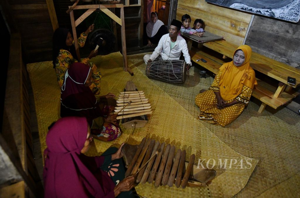 Warga memainkan musik gambang di Desa Danau Lamo, Kecamatan Maro Sebo, Muaro Jambi, Jambi, Selasa (9/7/2024). Saat ini, musik gambang hanya dimainkan oleh orang tua di Desa Danau Lamo. Banyak generasi muda yang tidak mengenal dengan baik kesenian tradisional tersebut. Desa Danau Lamo termasuk satu dari delapan desa penyangga di Kawasan Cagar Budaya Nasional  Muarajambi. 