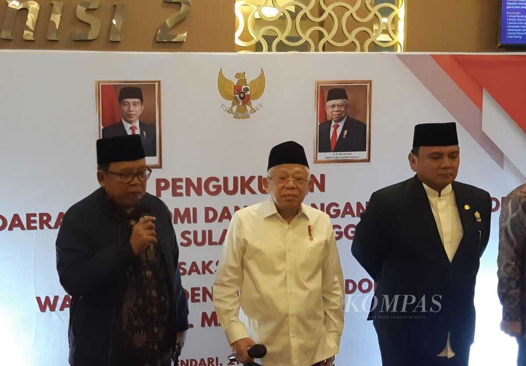 Wakil Presiden Ma’ruf Amin selepas menghadiri pengukuhan Komite Daerah Ekonomi dan Keuangan Syariah di Kendari, Sulawesi Tenggara, Kamis (21/3/2024).