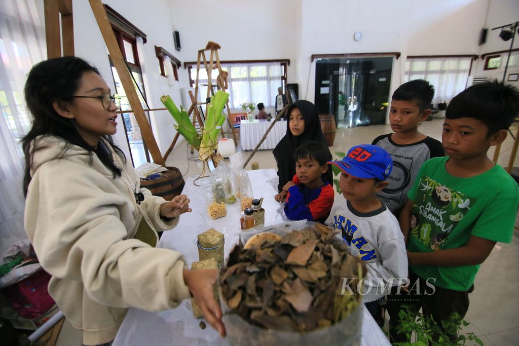 Salah satu staf Borneo Nature Indonesia memberikan penjelasan tentang pupuk kompos di salah satu kegiatan dalam Rainforest Festival yang digelar di Palangkaraya, Kalteng, Jumat (23/6/2023).