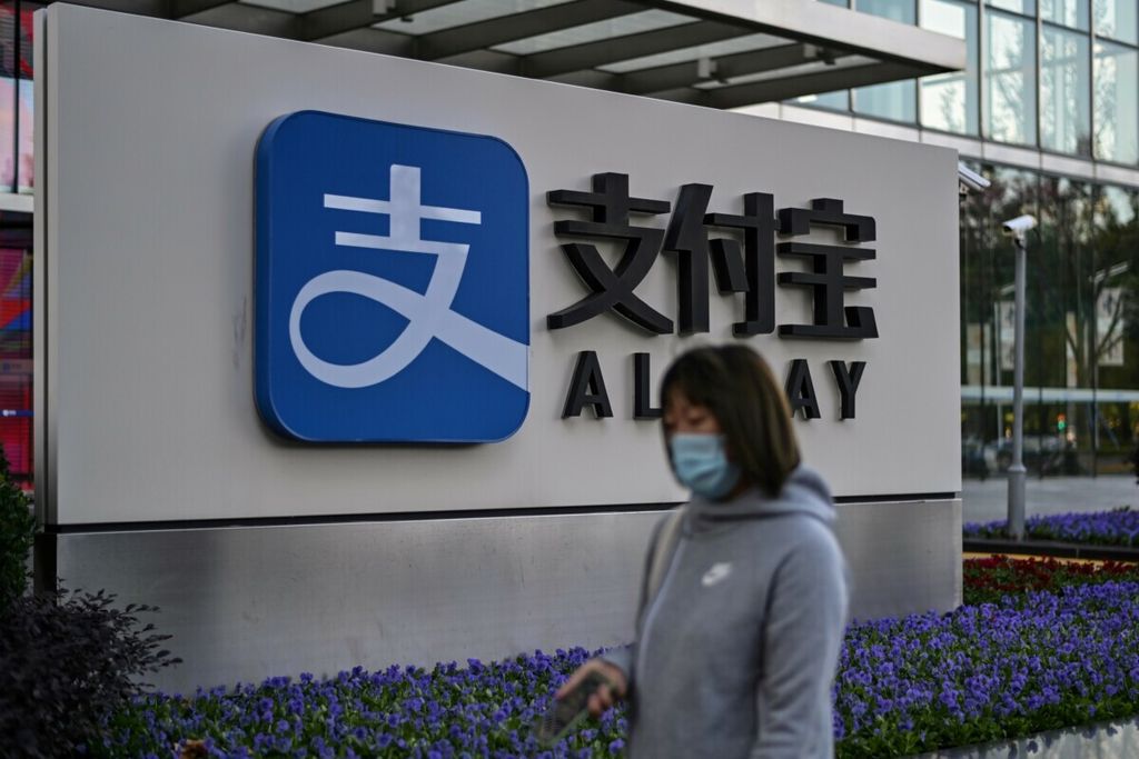 Logo perusahaan pembayaran digital pionir Tiongkok, Alipay, di luar blok kantor perusahaan induknya, Ant Group, di Shanghai pada 4 November 2020. 