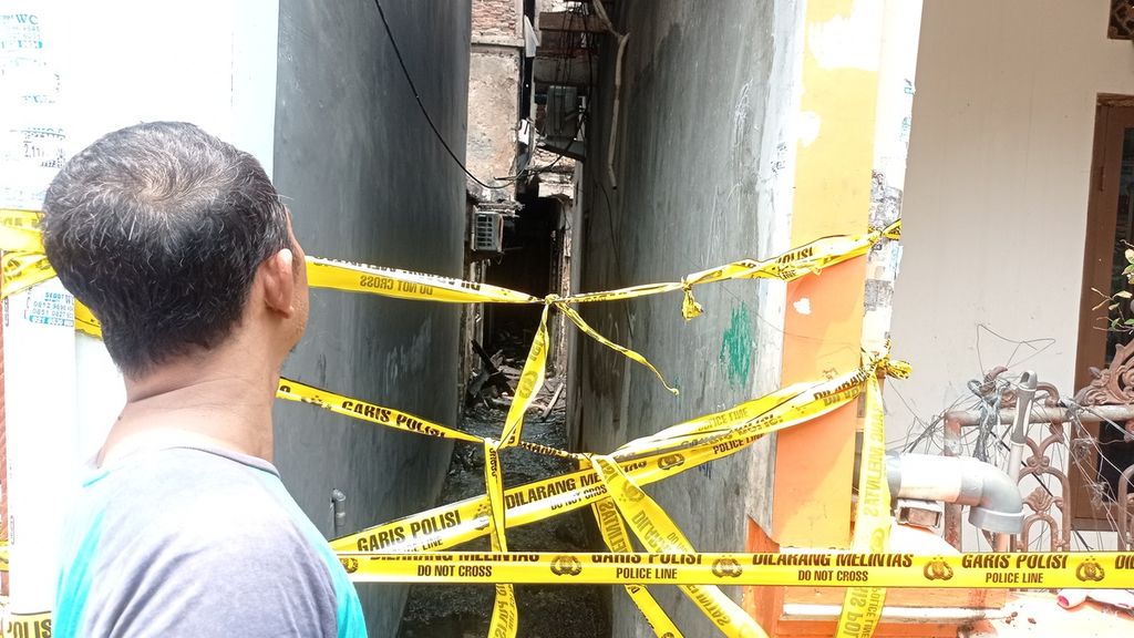 Gang sempit sebagai satu-satunya akses keluar masuk ke rumah yang terbakar di Kelurahan Rawa Badak Utara, Kecamatan Koja, Jakarta Utara, Sabtu (4/11/2023). 