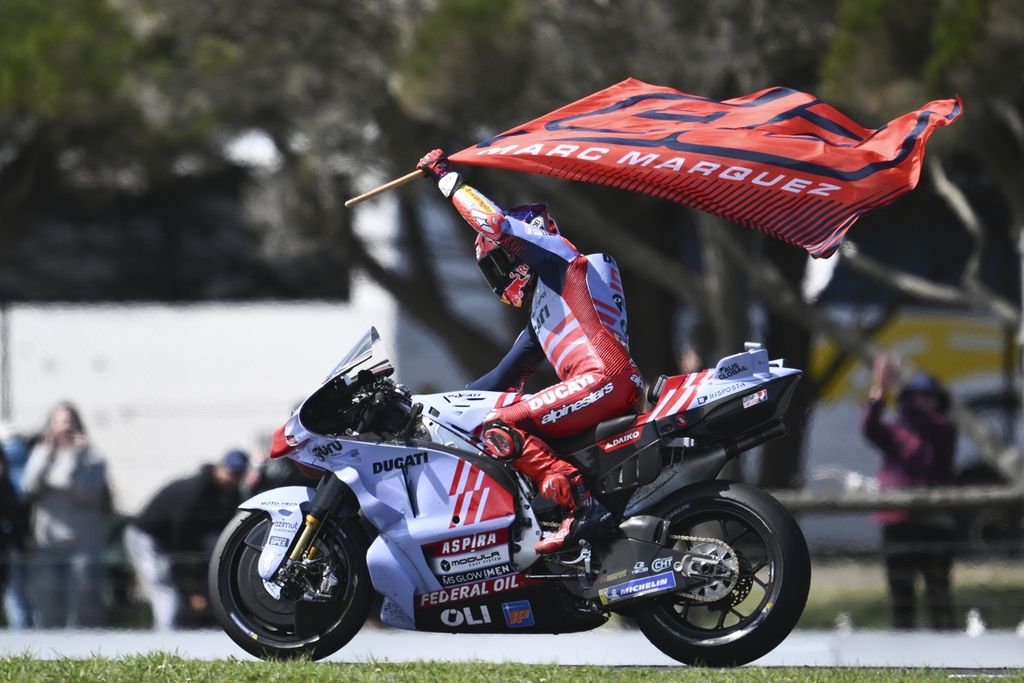 Pebalap Gresini Racing Marc Marquez merayakan keberhasilan memenangi balapan MotoGP seri Australia di Phillip Island, Minggu (20/10/2024). 