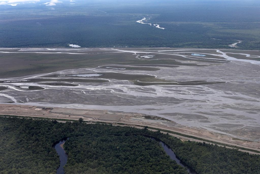 Lanskap kawasan penampungan<i> tailing</i> PT Freeport Indonesia di Sungai Ajkwa, Timika, Papua, Senin (11/10/2021). Area penampungan <i>tailing </i>ini dimanfaatkan oleh pendulang untuk mencari bijih emas yang masih tersisa dari proses produksi perusahaan.  