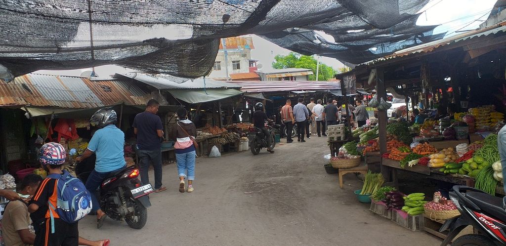 Suasana di Pasar Naikoten, Kupang, Jumat (10/3/2023), tampak sepi. Daya beli masyarakat makin terpuruk. Harga-harga terus bergerak naik. Hanya sebagian kecil konsumen yang datang ke pasar untuk berbelanja.