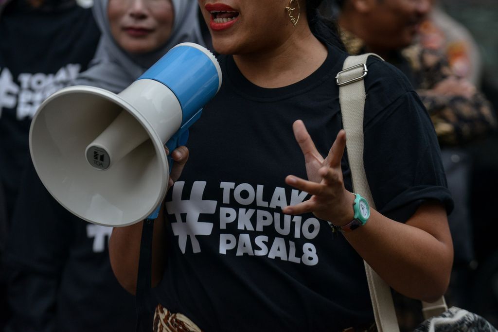 Peserta aksi berorasi mengenai penolakan terhadap Peraturan Komisi Pemilihan Umum (PKPU) Nomor 10 Pasal 8 di kompleks Badan Pengawas Pemilu (Bawaslu), Jakarta Pusat, Senin (8/5/2023). 