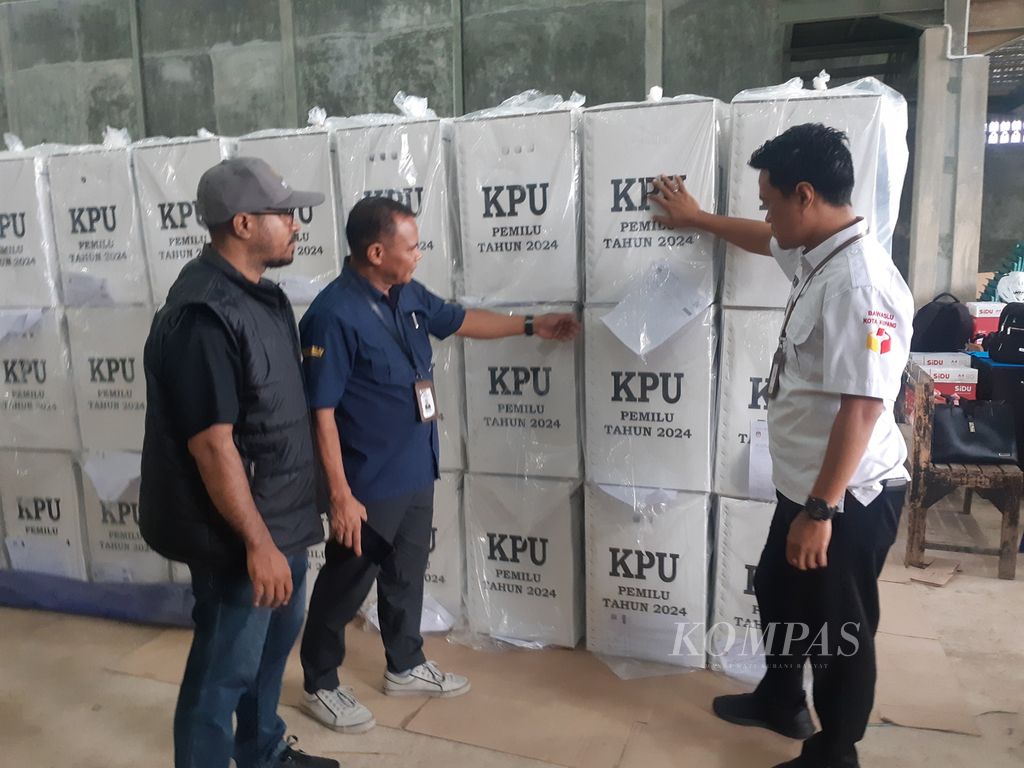Ketua KPU Kota Kupang Ismael Manoe (tengah) menunjukkan kotak suara di gudang penyimpanan pada Selasa (13/2/2024).