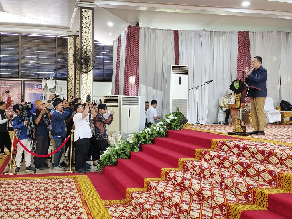 Penjabat Gubernur Sumatera Selatan Agus Fatoni menyampaikan sambutan dalam puncak peringatan Hari Pers Nasional tingkat Provinsi Sumsel di Palembang, Senin (10/6/2024). 