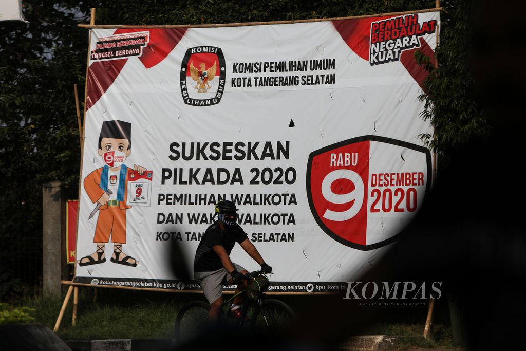 Baliho ajakan untuk menyukseskan Pemilihan Wali Kota-Wakil Wali Kota Tangerang Selatan terpasang di Jalan Raya Serpong, Tangerang Selatan, Banten, 13 September 2020. 