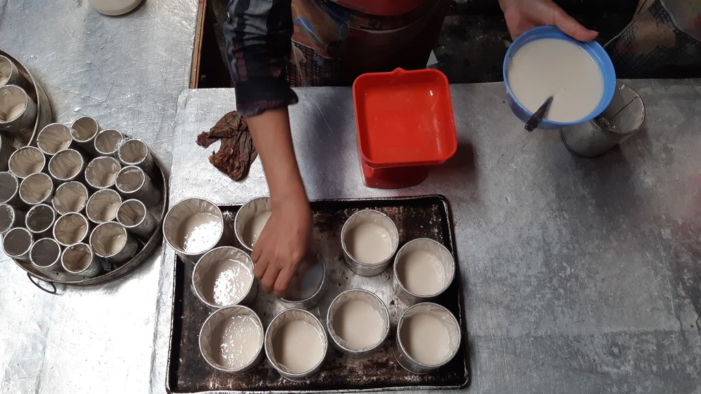Pekerja mencetak kue tutun jelang perayaan Imlek 2022 di salah satu sentra pembuatan kue Bandar Lampung, Lampung, Senin (24/1/2022). Tahun ini, permintaan kue tutun meningkat dibandingkan tahun lalu.