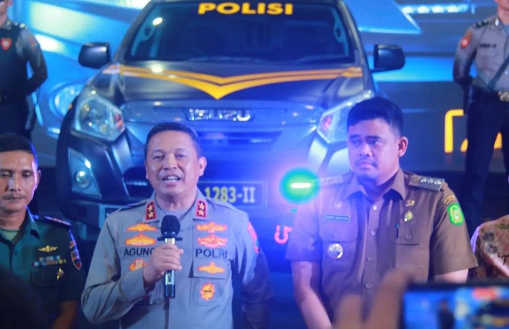 Inspektur Jenderal Agung Setya Imam Effendi (kedua dari kiri) dan Wali Kota Medan Bobby A Nasution (kanan) meluncurkan Mobil Patroli Perintis Samapta untuk menekan aksi begal dan kejahatan jalanan yang kian marak di Medan, Senin (24/7/2023) malam.