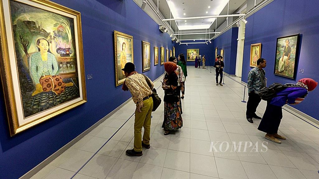 Pengunjung menyaksikan pameran lukisan koleksi Istana Kepresidenan di Galeri Nasional Indonesia, Jakarta, Selasa (1/8/2017). Pameran lukisan bertema Senandung Ibu Pertiwi tersebut menampilkan 48 lukisan.