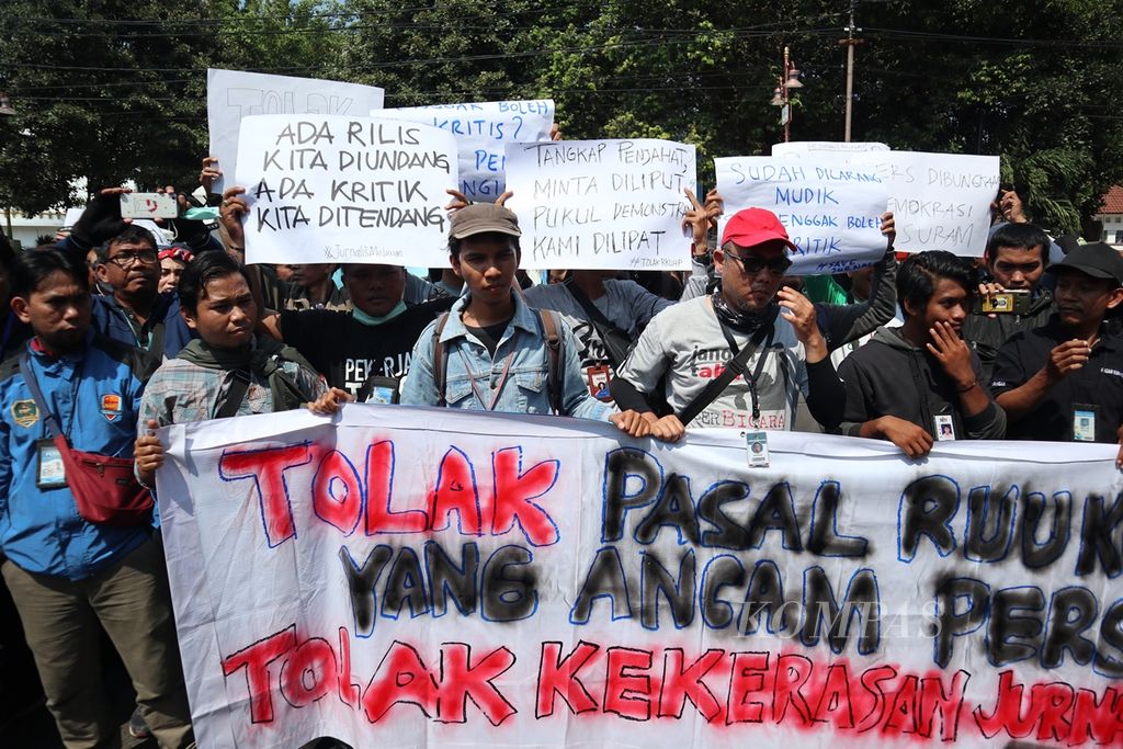 Puluhan jurnalis yang tergabung dalam Aliansi Jurnalis Ciayumajakuning (Cirebon, Indramayu, Majalengka, dan Kuningan) berunjuk rasa di Jalan Siliwangi, depan Gedung DPRD Kota Cirebon, Jawa Barat, Kamis (26/9/2019).