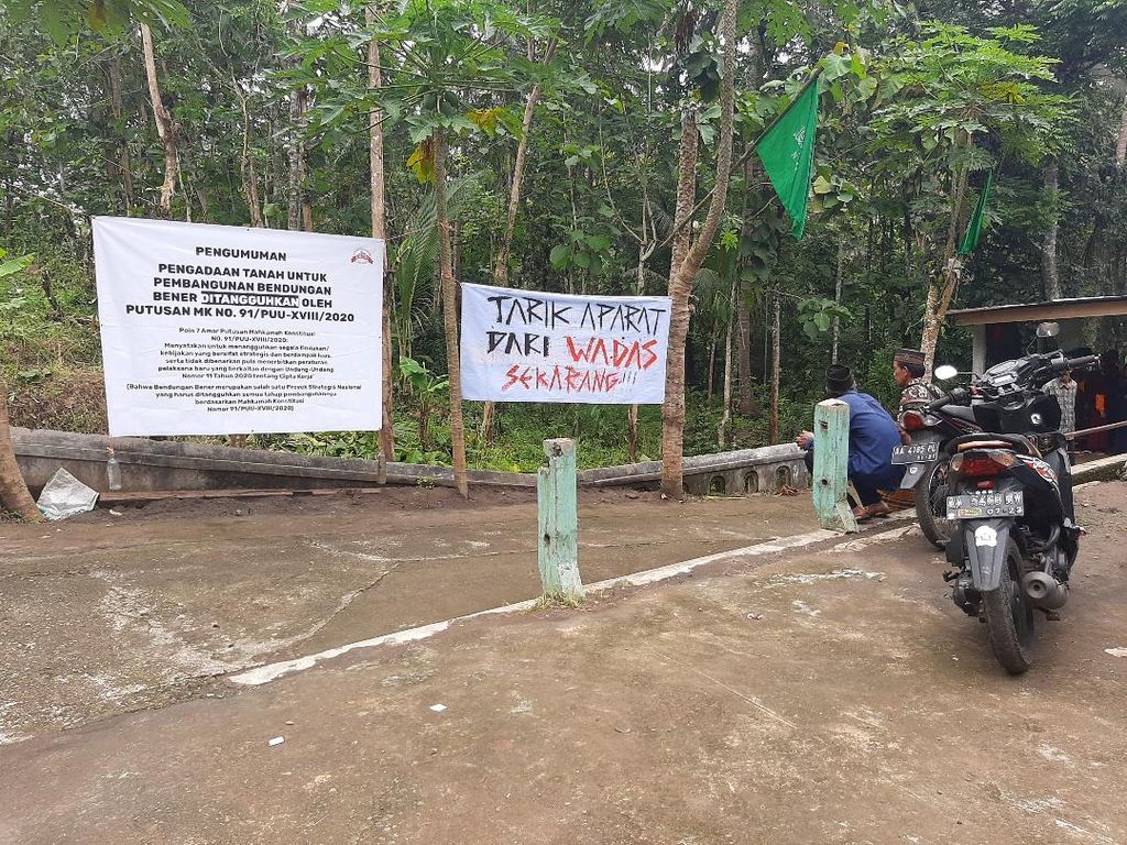 Permintaan warga agar aparat ditarik dari Desa Wadas banyak diserukan lewat poster-poster dan spanduk yang terpasang di berbagai sudut Desa Wadas, Senin (14/2/2022).