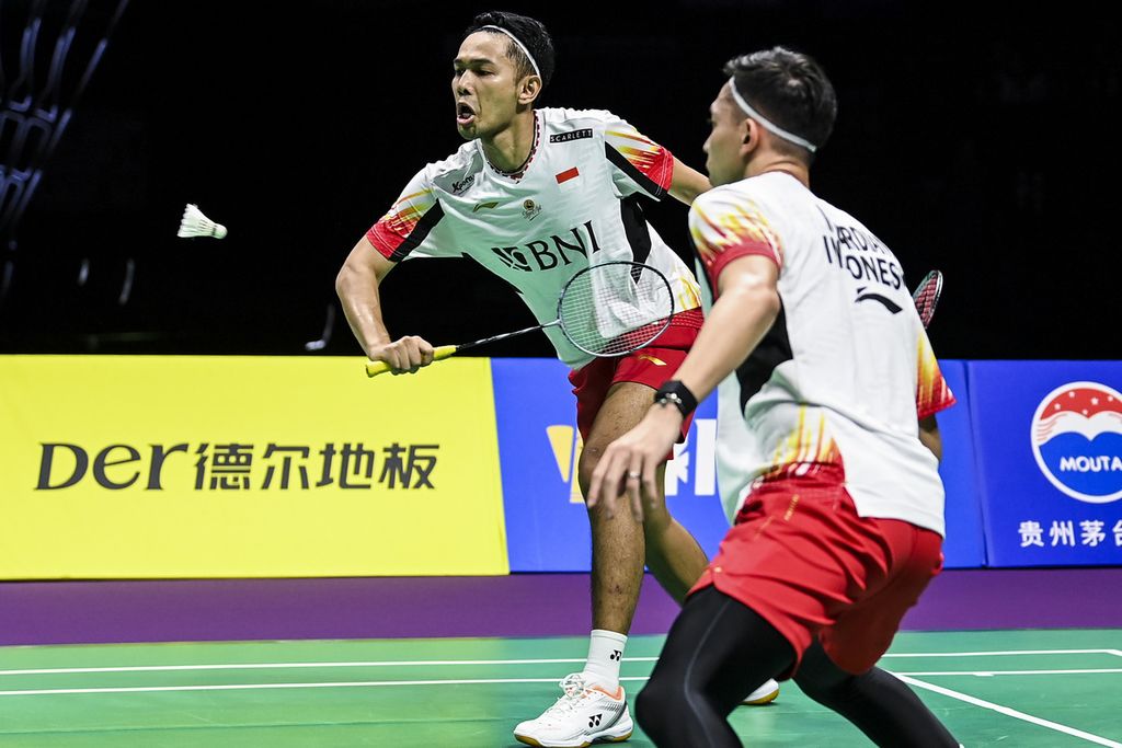 Indonesian men's badminton doubles Fajar Alfian (left) and Muhammad Rian Ardianto (right) are trying to return the shuttlecock towards their opponents, Chinese badminton players Liang Wei Keng and Wang Chang, in the 2024 Thomas Cup final at the Chengdu Hi Tech Zone Sports Center Gymnasium, Chengdu, China, on Sunday (5/5/2024). Fajar/Rian lost 18-21, 21-17, 17-21.
