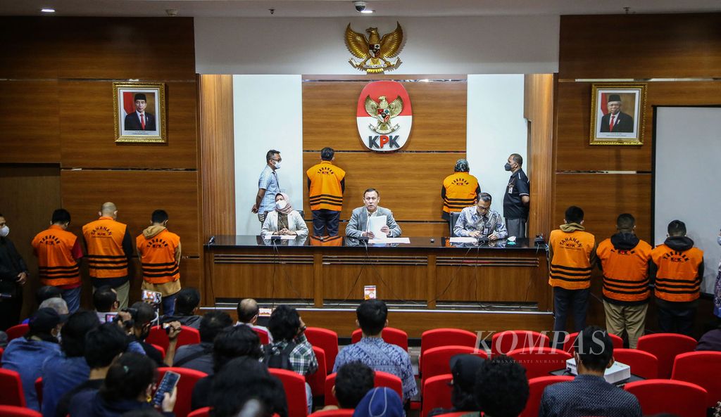 Bupati Bogor Ade Yasin dan sejumlah aparatur sipil negara Pemerintah Kabupaten Bogor dan pegawai Badan Pemeriksa Keuangan Perwakilan Jawa Barat terjaring operasi tangkap tangan  Komisi Pemberantasan Korupsi yang digelar sejak Selasa (26/4/2022) malam hingga Kamis (28/4/2022) dini hari.