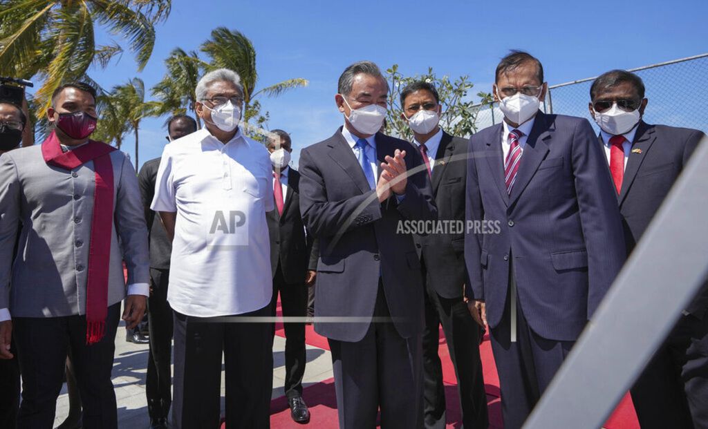 Presiden Sri Lanka waktu itu, Gotabaya Rajapaksa (kiri), dan Menteri Luar Negeri China Wang Yi (tengah) memeriksa proyek reklamasi laut yang didanai China Port City di Colombo, Sri Lanka, Minggu, 9 Januari 2022.