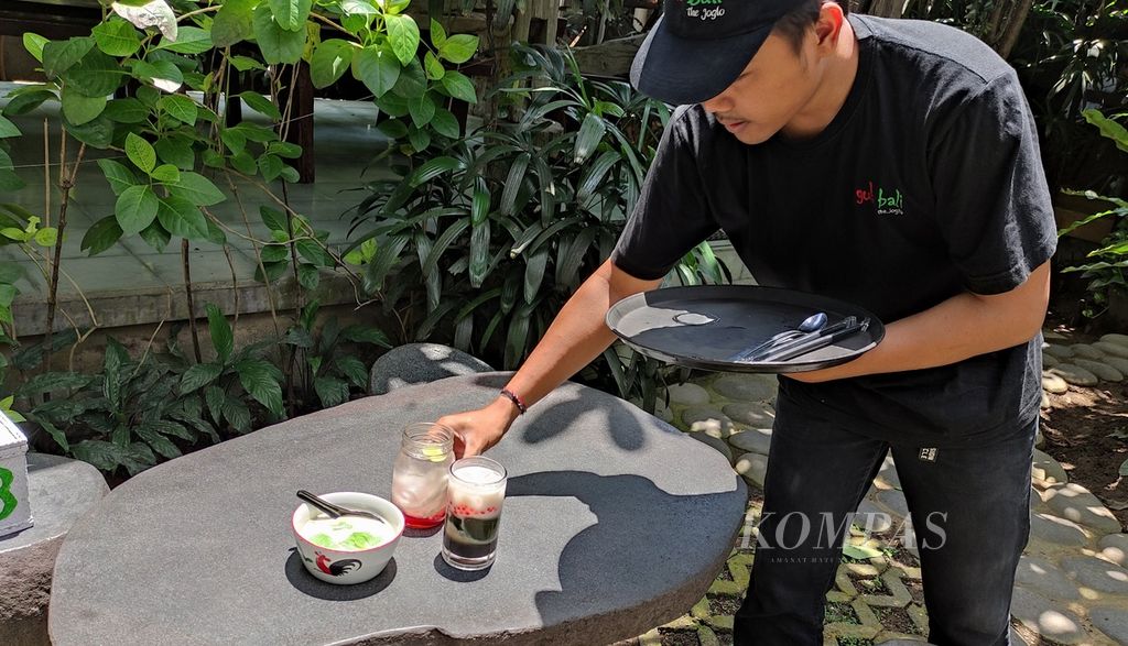 Es kelapa muda, es daluman, dan bubur sumsum tersedia di Gula Bali The Joglo, Renon, Kecamatan Denpasar Timur, Kota Denpasar, Senin (18/3/2024).