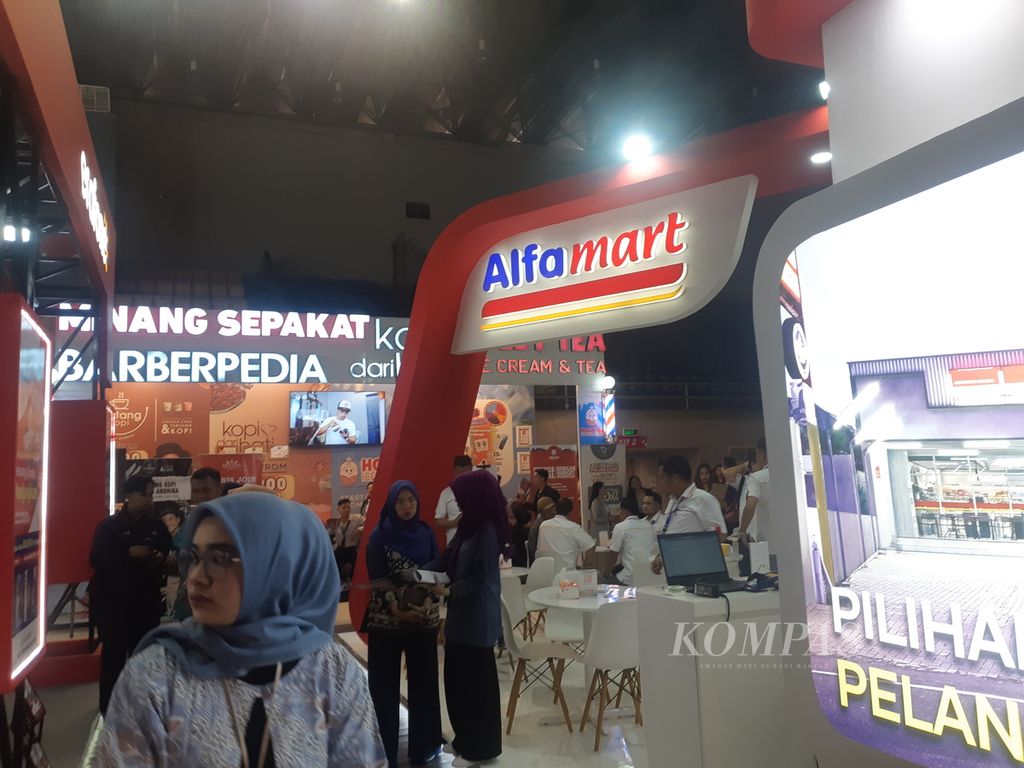 Pengunjung melihat sejumlah gerai bisnis waralaba dalam Pameran Info Franchise dan Business Concept di Palembang, Sumatera Selatan, Jumat (28/7/2023). Dalam pameran tersebut, ada 45 perusahaan waralaba yang memberikan penawaran bagi para investor untuk menanamkan modal.