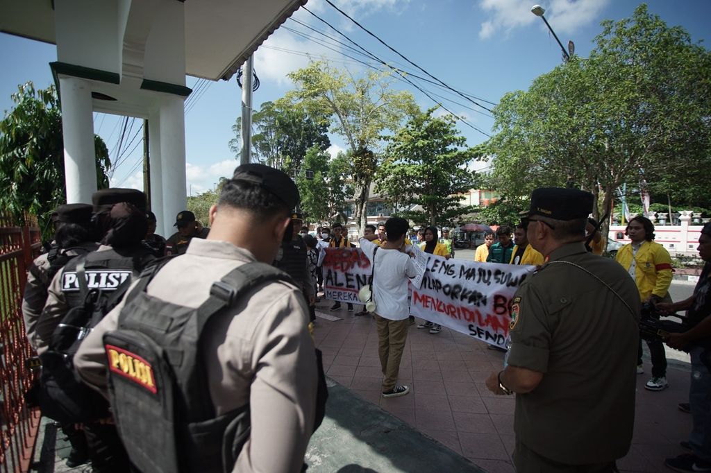 Polisi menjaga peserta aksi di depan kantor Pengadilan Negeri Pangkalan Bun, Kabupaten Kotawaringin Barat, Kalimantan Tengah, Selasa (11/7/2023). 
