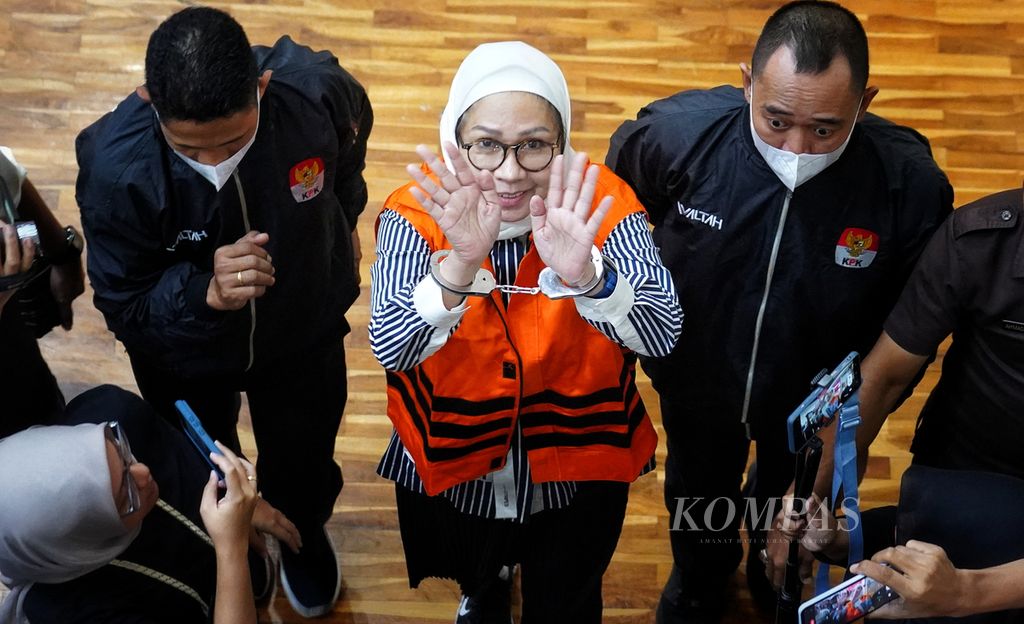 Former President Director of PT Pertamina, Karen Agustiawan, was escorted by Corruption Eradication Commission (KPK) officers to undergo an exposure of her detention at the KPK Juang Building in Jakarta on Tuesday (19/9/2023).