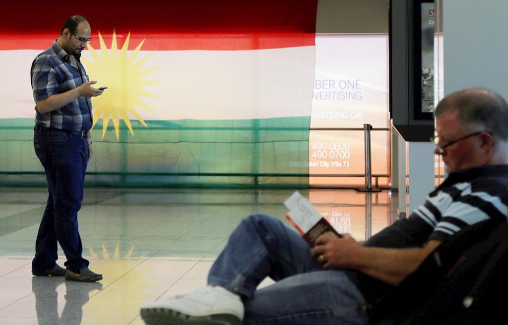 Penumpang menanti  panggilan masuk ke pesawat Turkish Airlines di Bandar Udara Internasional Erbil, wilayah otonomi Kurdistan, Irak utara, Kamis (28/9). Pemerintah Regional Kurdistan (KRG) menawarkan kompromi untuk menghindari isolasi penerbangan internasional.   