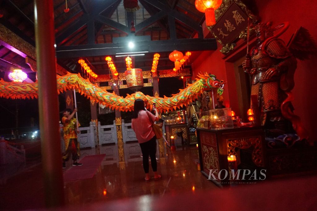 Suasana perayaan Cap Go Meh di Kelenteng Boen Tek Bio Banyumas, Jawa Tengah, Jumat (22/2/2024) malam.