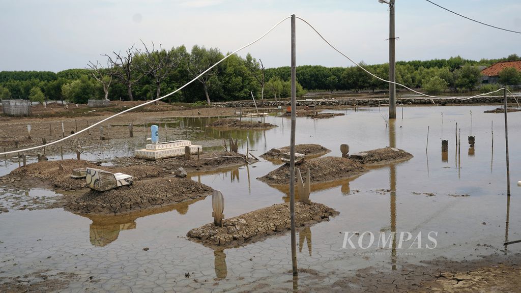 Tempat pemakaman umum yang terendam limpasan air laut di Kampung Beting, Desa Pantai Bahagia, Kecamatan Muaragembong, Kabupaten Bekasi, Jawa Barat, Kamis (27/10/2022). 