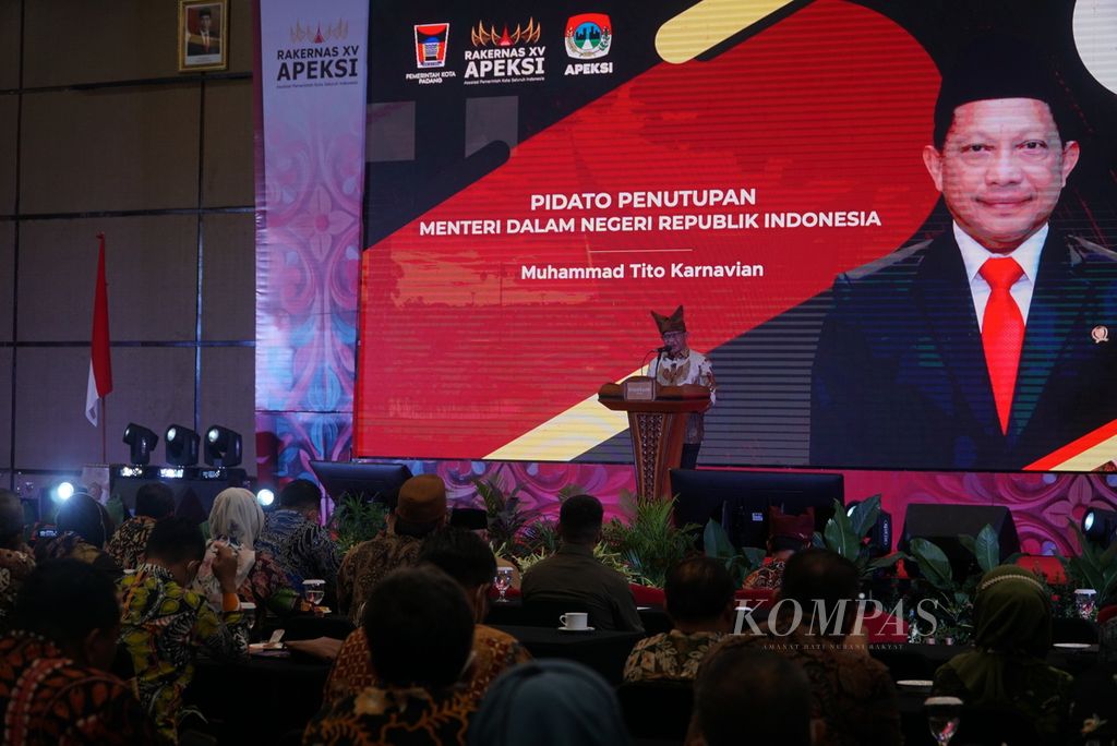 Menteri Dalam Negeri Muhammad Tito Karnavian memberikan arahan kepada para wali kota dalam acara penutupan Rakernas Apeksi XV di Kota Padang, Sumatera Barat, Selasa (9/8/2022). Rakernas Apeksi ini digelar pada 7-10 Agustus 2022 dan diikuti oleh 95 dari 98 pemerintah kota di Indonesia.