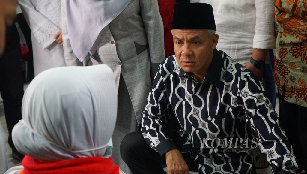 Gubernur Jawa Tengah Ganjar Pranowo menyapa para calon jemaah haji asal Jateng yang siap diberangkatkan dari Embarkasi Solo di Kabupaten Boyolali, Selasa (23/5/2023) malam. 