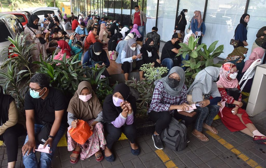 Warga menunggu mal dibuka untuk mengikuti vaksinasi ketiga atau penguat di Lippo Plaza, Kabupaten Sidoarjo, Jawa Timur, Selasa (29/3/2022). 