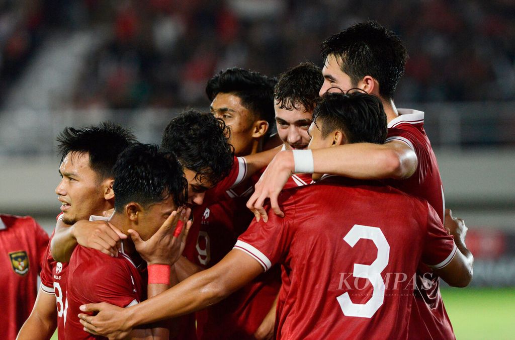 Pemain Indonesia U-23 mengerumuni Pratama Arhan Alif (menutup wajah) yang menciptakan gol kedua Indonesia melawan Turkmenistan pada kualifikasi Grup K Piala Asia U-23 2024 di Stadion Manahan, Surakarta, Selasa (12/9/2023). 