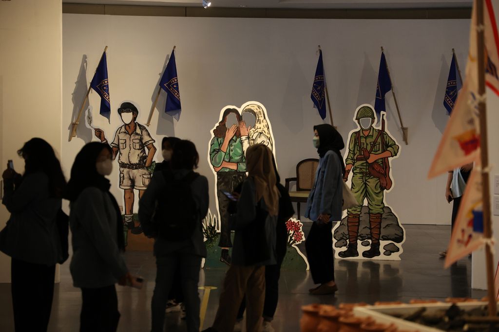 Pengunjung melihat karya yang ditampilkan dalam pameran Daulat & Ikhtiar di Museum Benteng Vredeburg, Yogyakarta, Selasa (1/3/2022). 