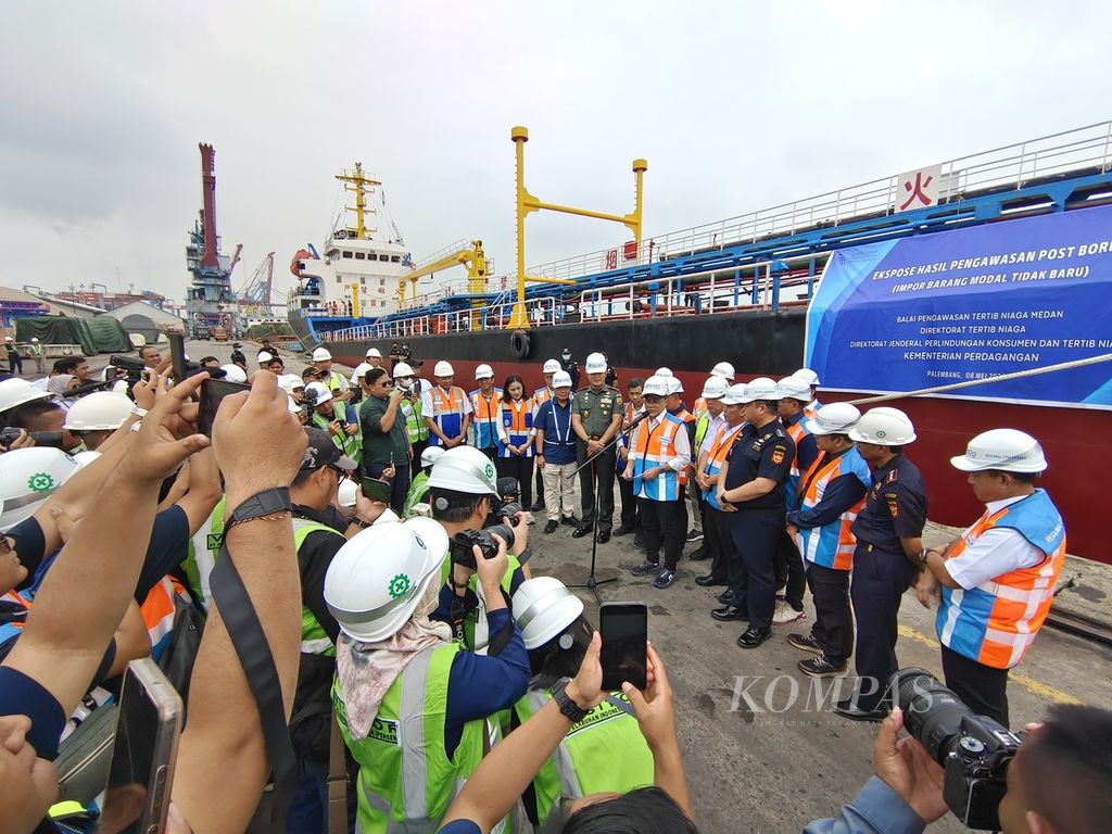 Menteri Perdagangan Zulkifli Hasan beri keterangan pers seusai mengecek kapal tanker minyak impor asal China yang diamankan di dermaga PT Pelabuhan Indonesia (Persero) Palembang, Rabu (8/5/2024).